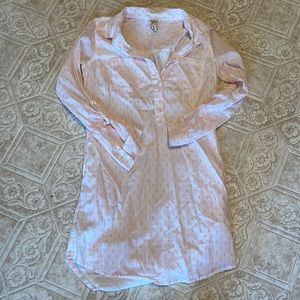 Blanco con costuras rosa neon